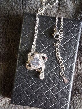 S925Silver Moisenite Knot Pendant Necklace - Silver NEW